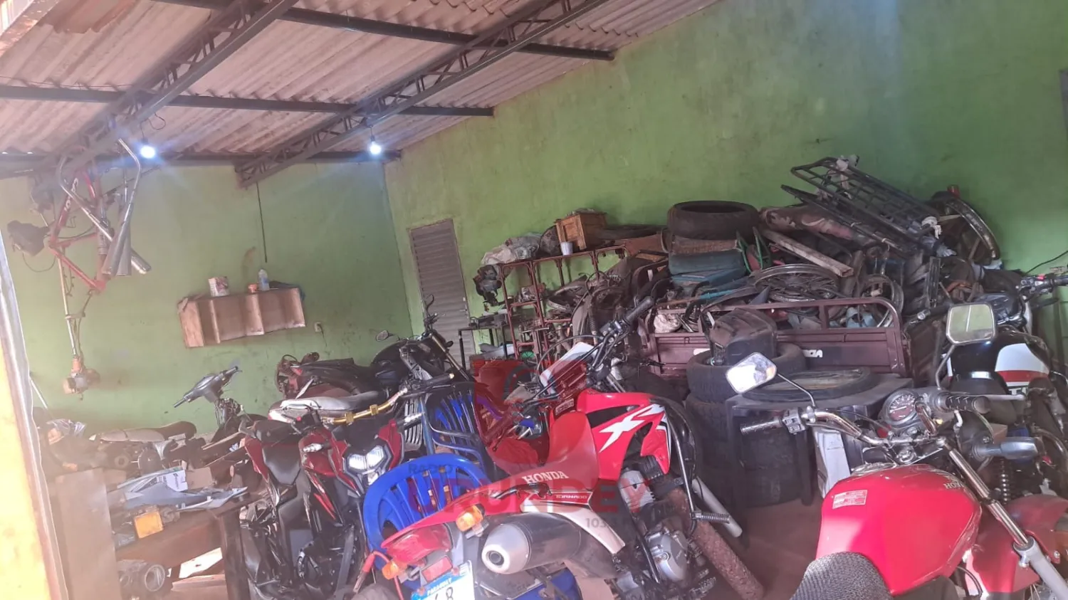Incautan motocicletas y chasis adulterados en allanamiento a taller en Pedro Juan Caballero