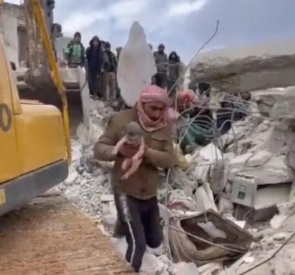 Salvan a bebé recién nacido entre escombros en Siria