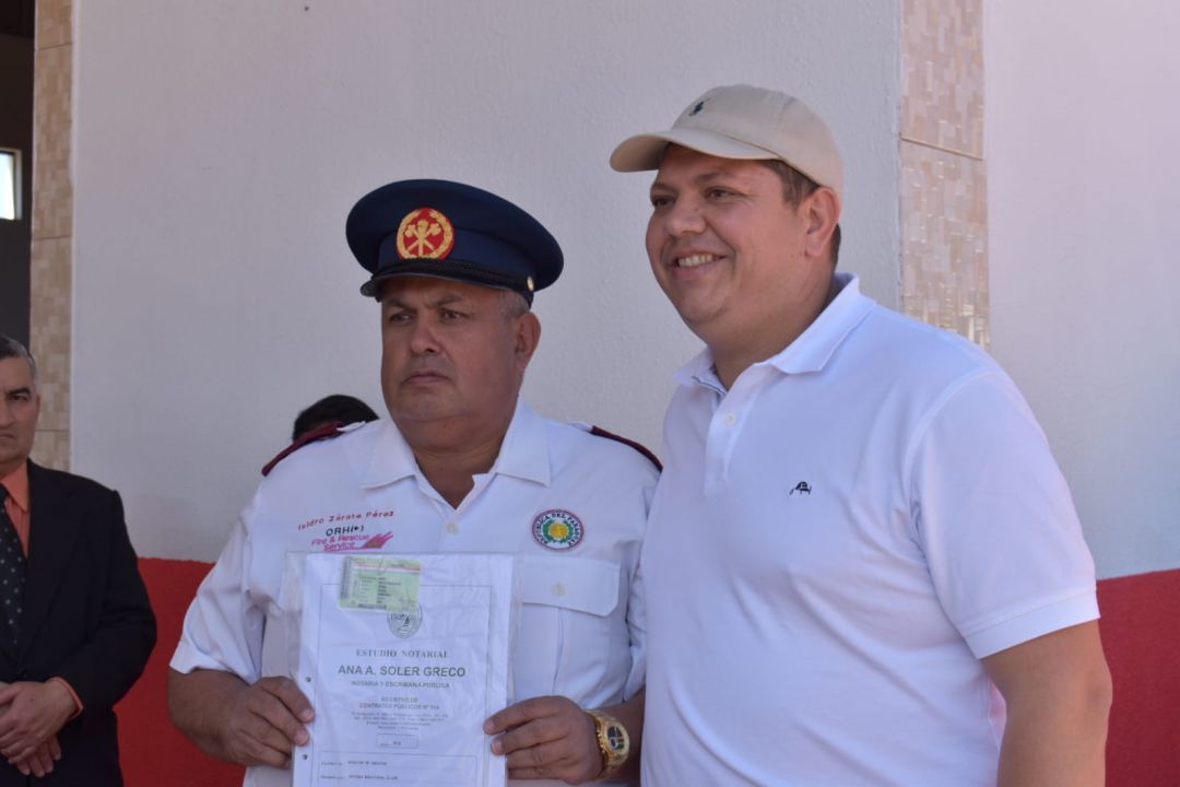 Bomberos conmemoran 25 años con entrega de ambulancia