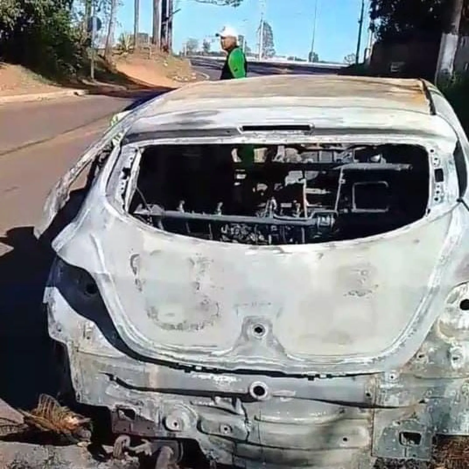 Hallan auto calcinado en Ponta Porã que podría estar ligado a un homicidio en PJC