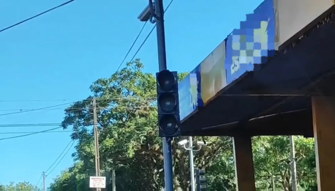 Costosos semáforos instalados por la comuna de PJC presentan fallas y peligran el tránsito