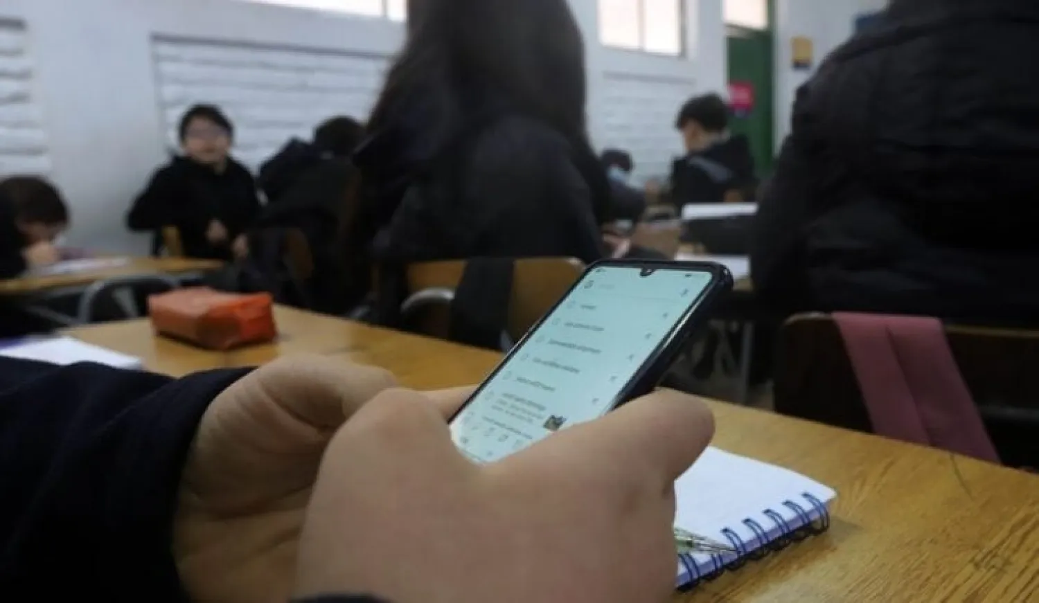 Ejecutivo propone prohibir uso de teléfonos en las aulas: objetivos y excepciones