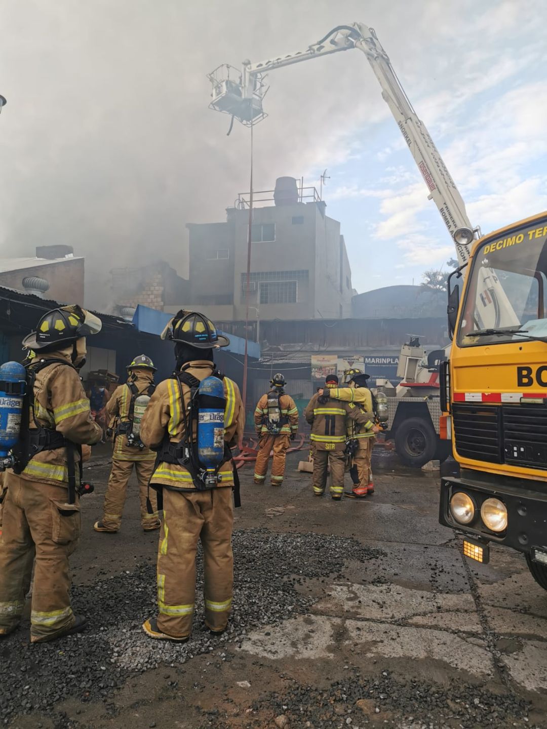 Bomberos anunciaron control de incendio en Mercado 4 de Asunción