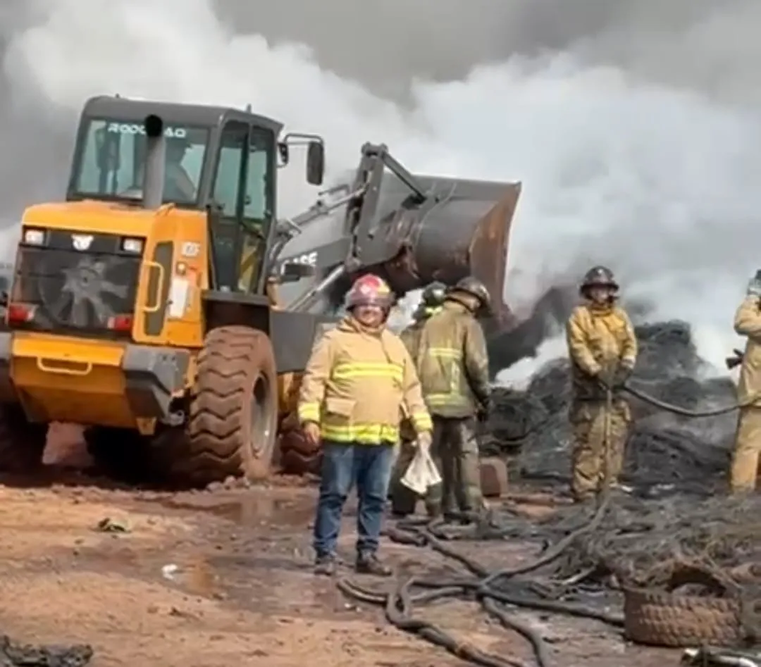 Tras 21 horas, bomberos controlan incendio suscitado en depósito de neumáticos en PJC