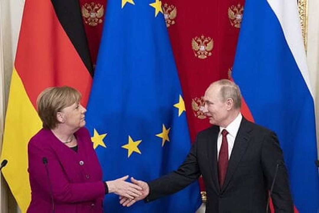 Duro ataque de Polonia a Merkel por construir el poder de Putin durante años