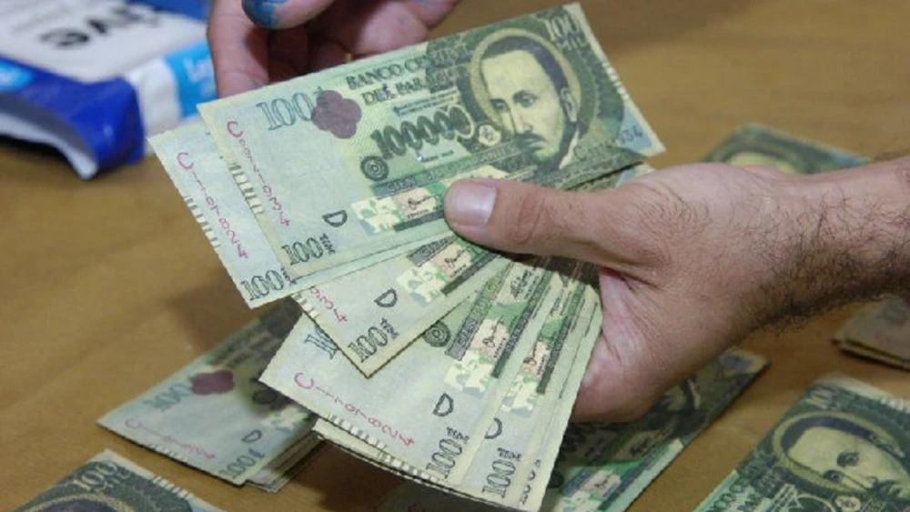 Funcionarios públicos ganan casi 50% más que trabajadores privados