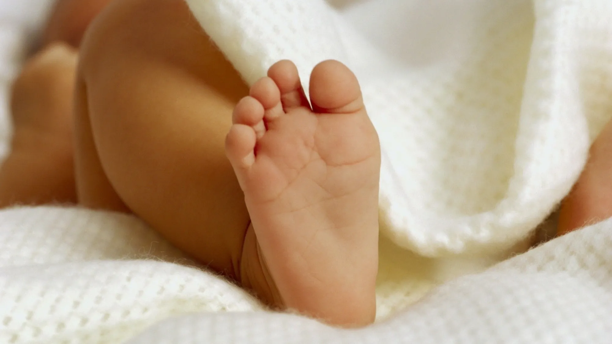 Mujer es aprehendida por ofrecer a su bebé en la vía pública