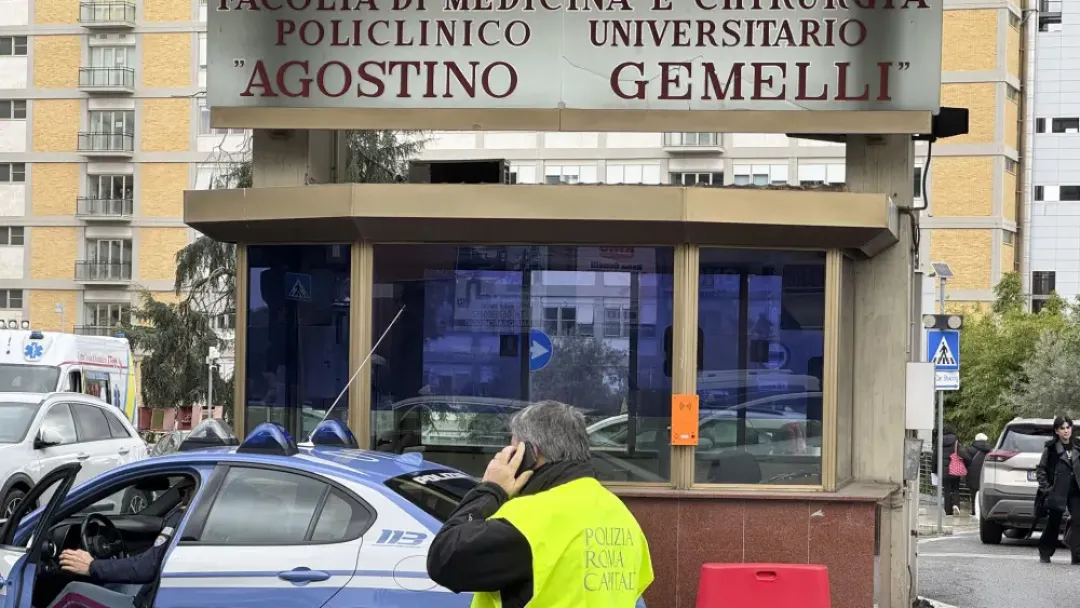 Noche tranquila para el Papa, que se levantó y desayunó en el sillón