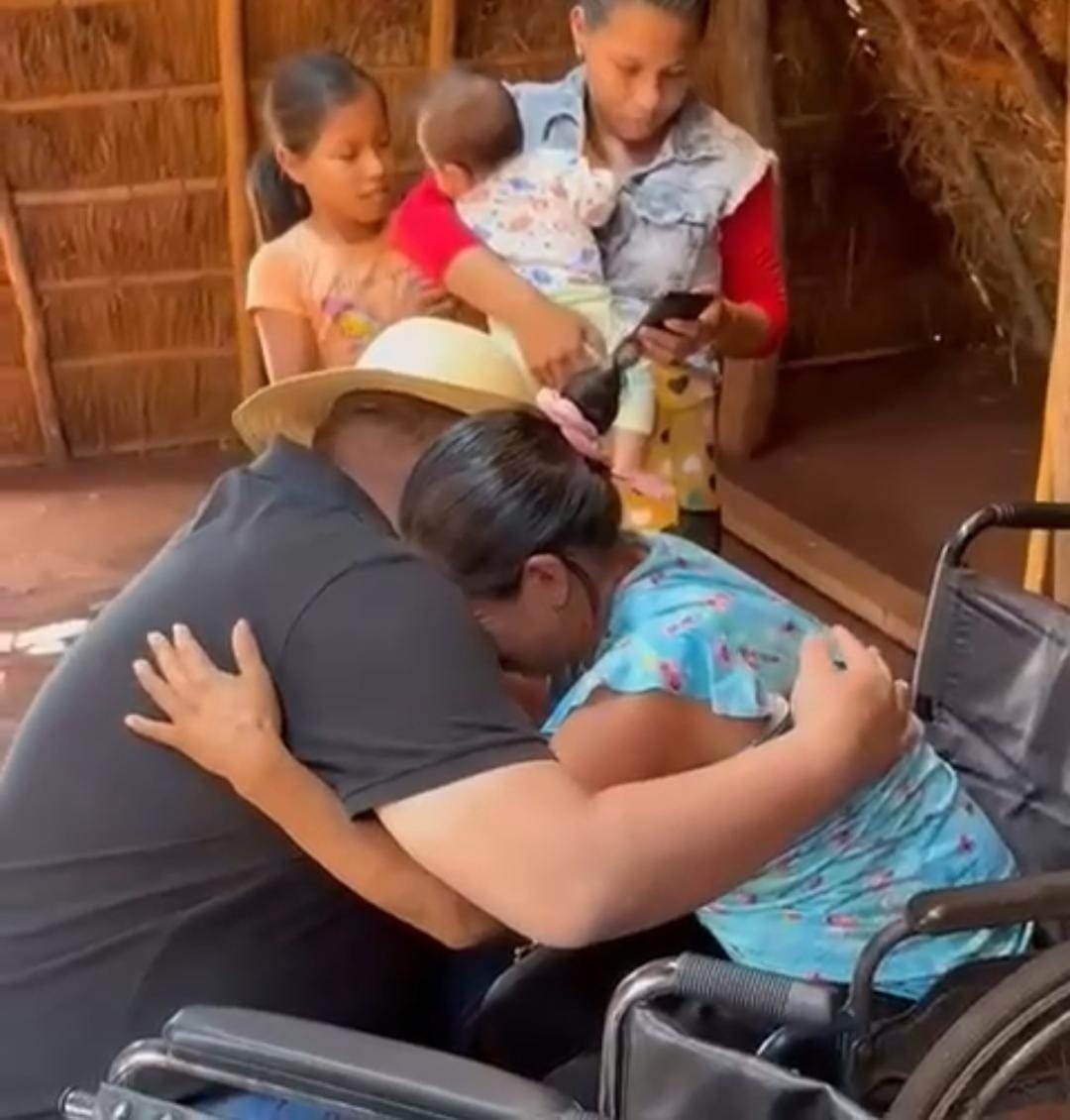 Gobernador de Amambay Dona Silla de Ruedas en Emotiva Visita a Comunidad Indígena Panambiy