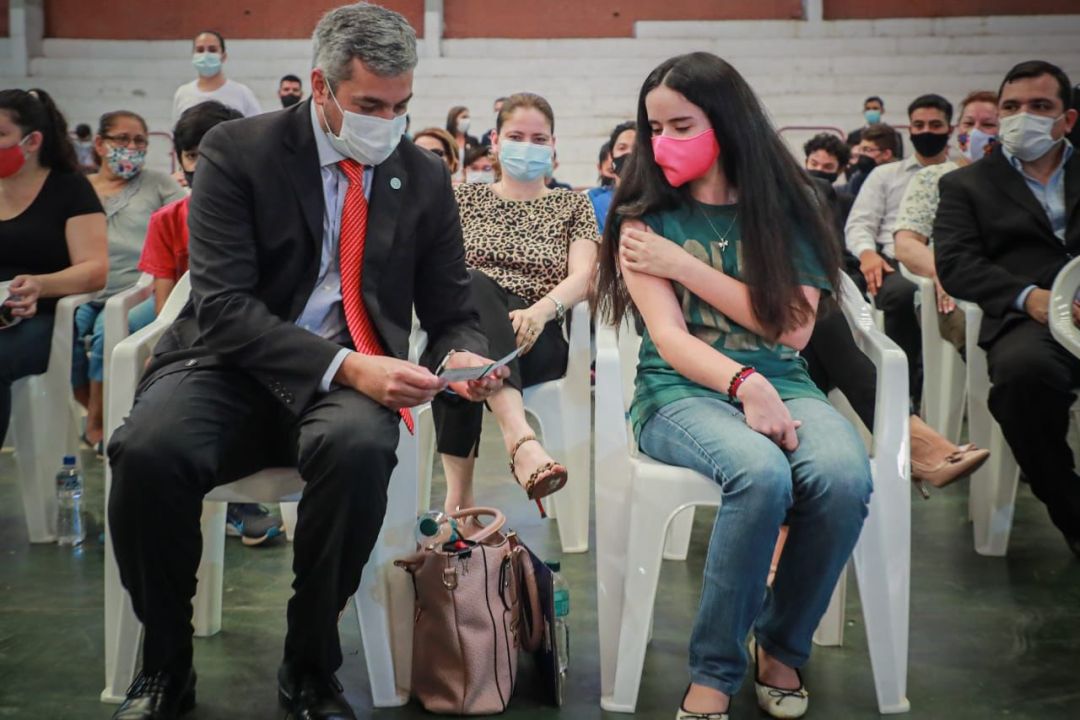 Presidente Abdo acompañó vacunación en escuelas