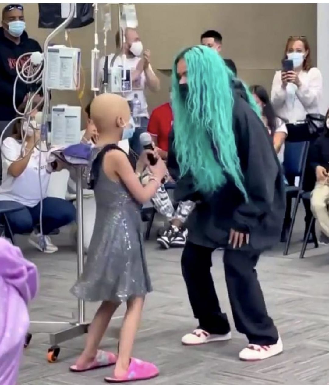 Karol G llevó alegría a los niños de un hospital para cáncer