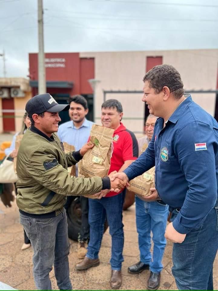 El Gobernador Juancho Acosta impulsa la producción de sésamo en Capitán Bado.