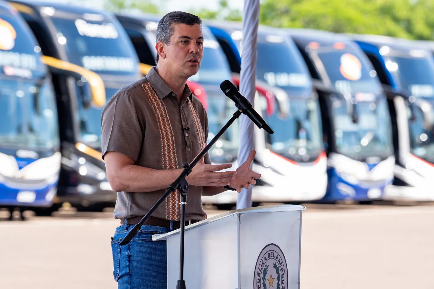 Santiago Peña presenta nueva flota de 77 buses