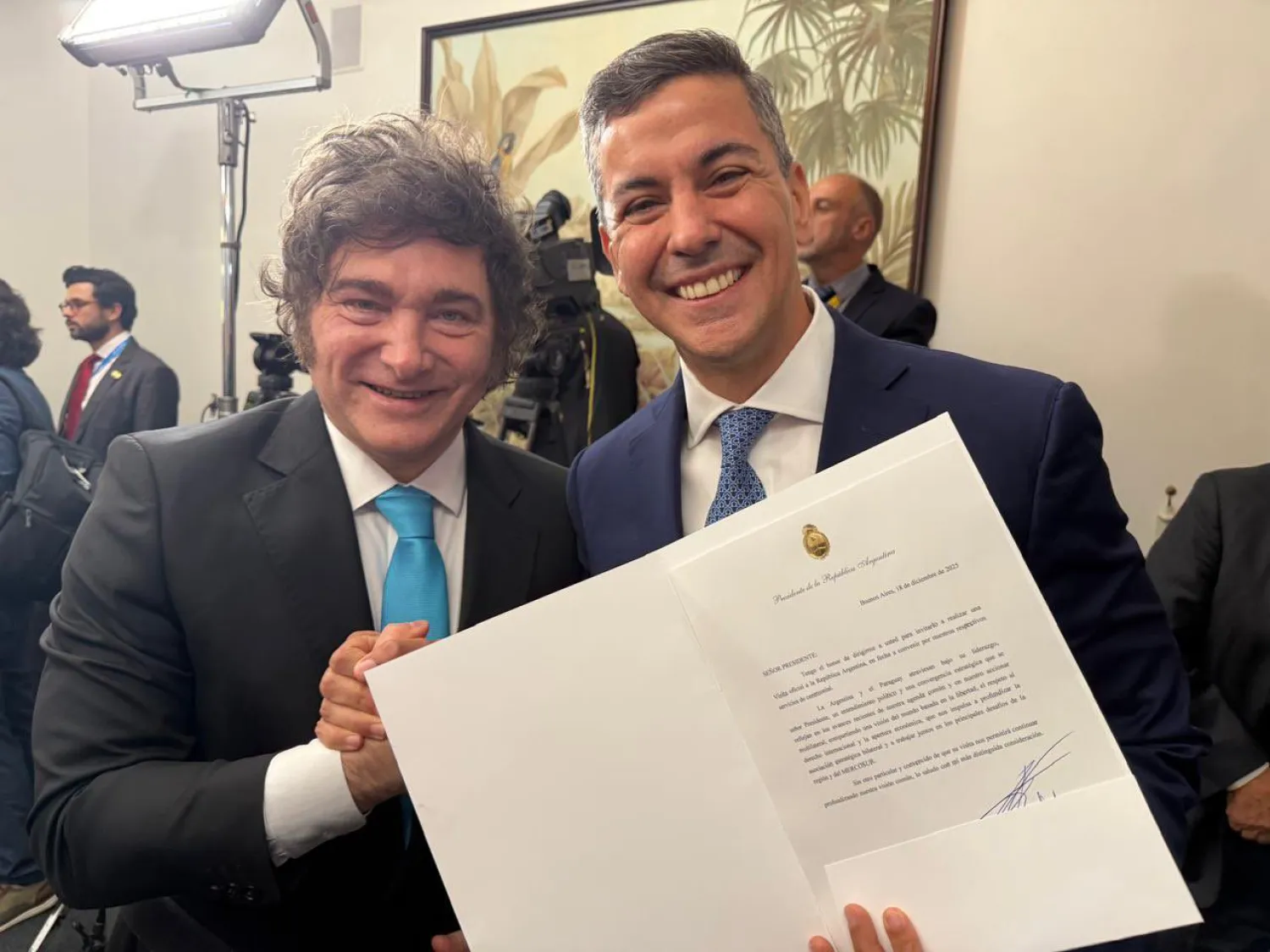 Presidente Javier Milei invita al presidente Santiago Peña a realizar una Visita de Estado a la Argentina