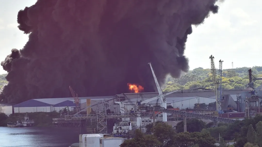 Incendio incontrolable y riesgoso: Más de 200 bomberos combaten el fuego en depósito de MRA