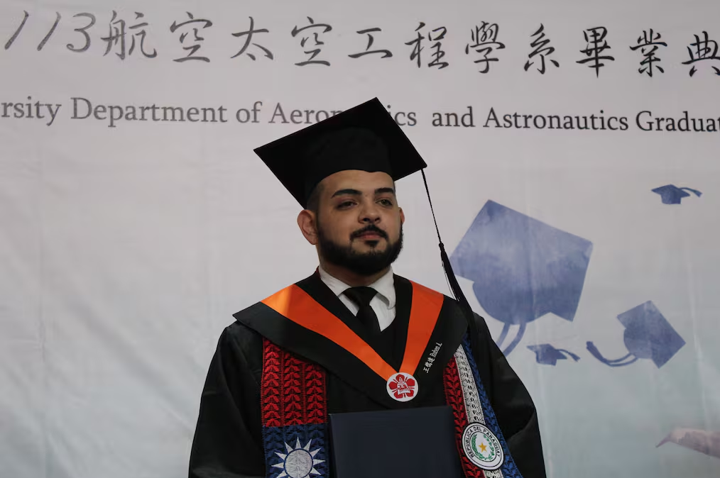 Paraguayo se enamoró del cielo hace diez años y ahora se graduó de ingeniero aeroespacial
