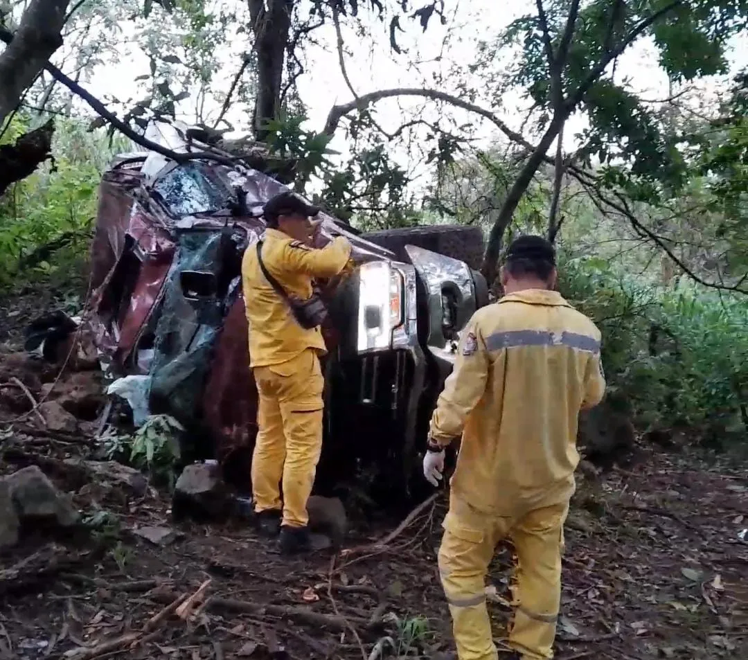 Camioneta vuelca al costado de la ruta PY05 tras perder el control y ocupantes salen ilesos