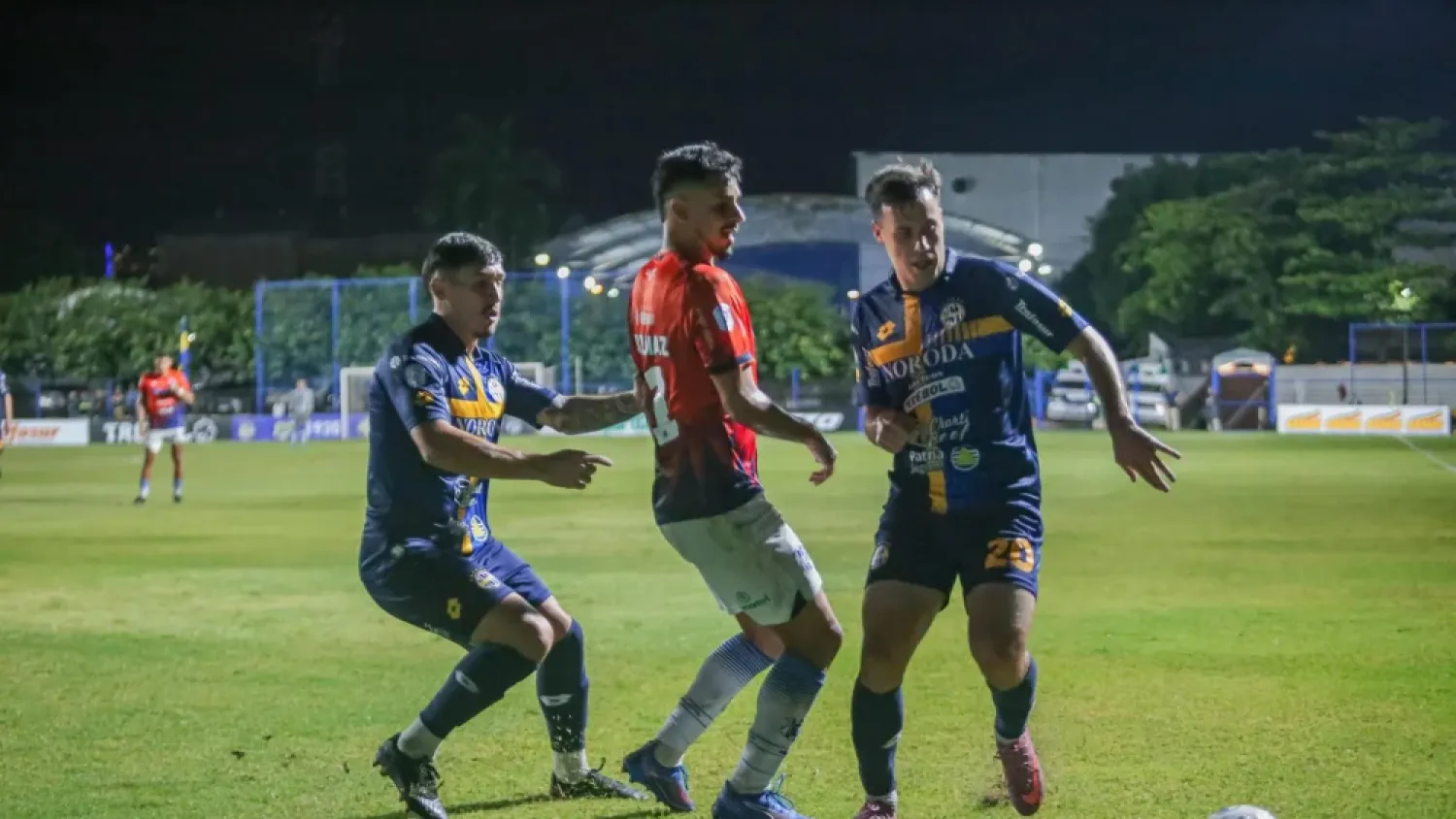 Trinidense remonta y vence al 2 de Mayo en un duelo directo por la cima del Clausura