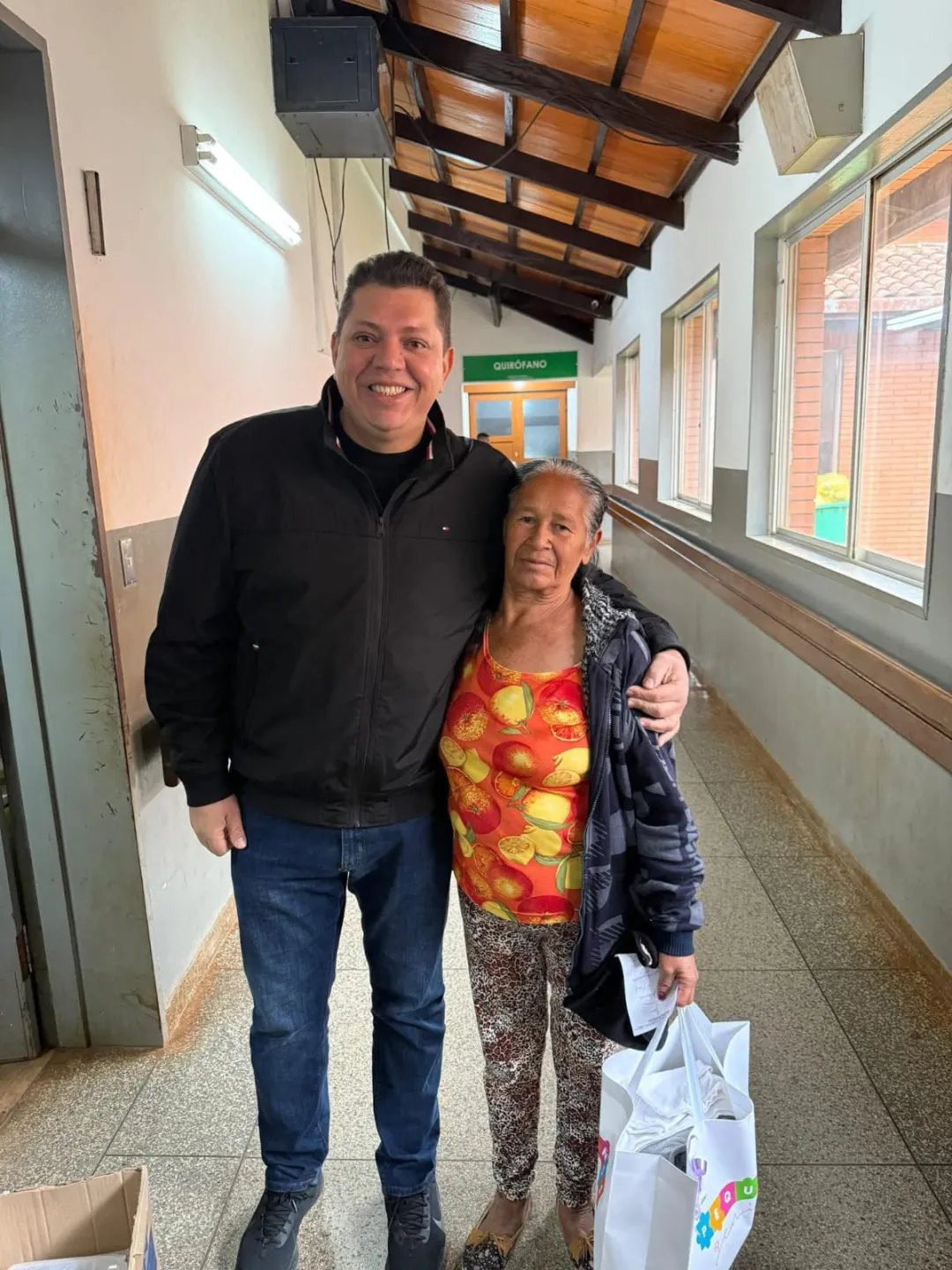 Gobernador Juancho Acosta brinda ayuda solidaria a mujer en el Hospital Regional de PJC