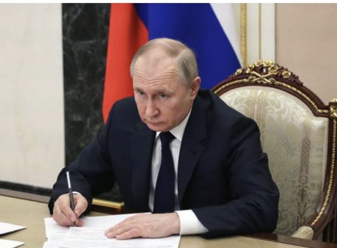 Putin compara discriminación a cultura rusa con los nazis