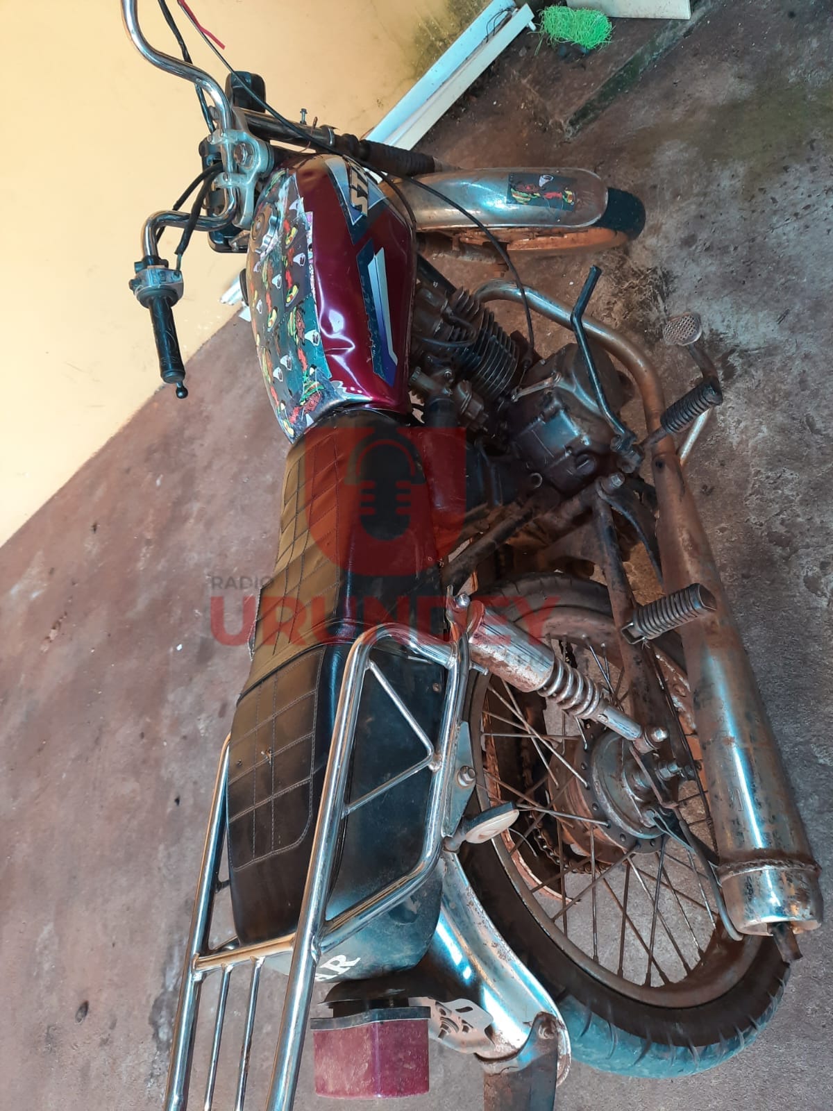 Delincuente robó celular a una joven y abandonó motocicleta para huir a pie