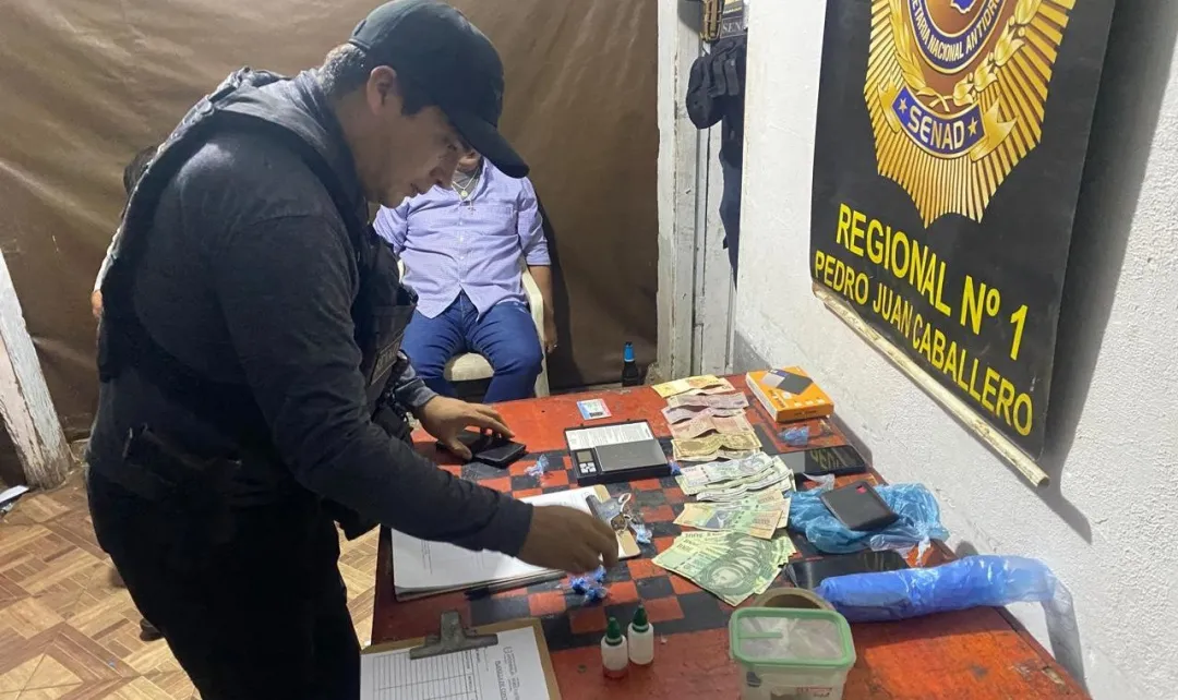 SENAD detiene a dos hombres durante allanamiento por microtráfico en Pedro Juan Caballero