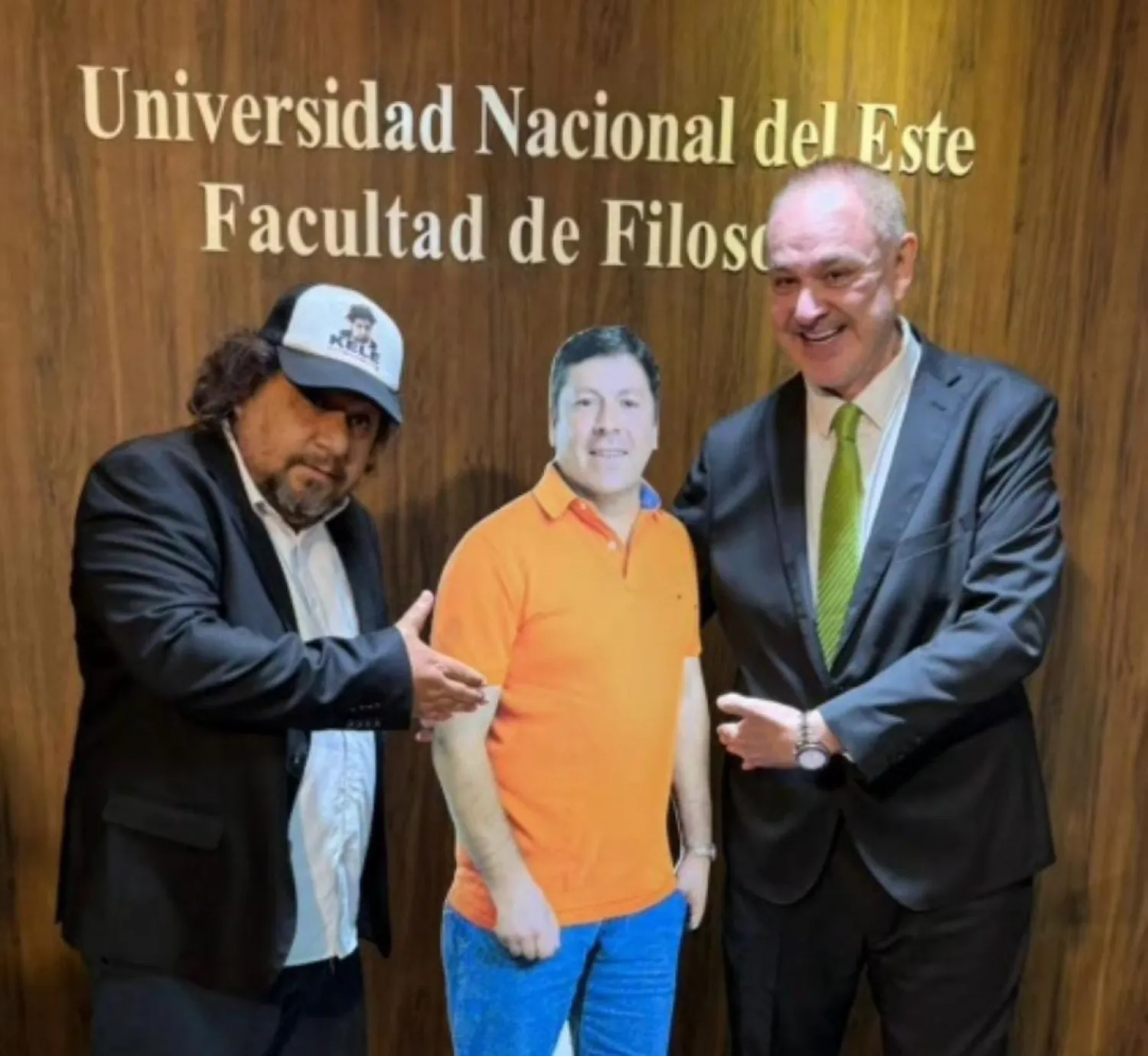 Daniel Mujica faltó al debate organizado por estudiantes de la UNE y se convirtió en blanco de burlas