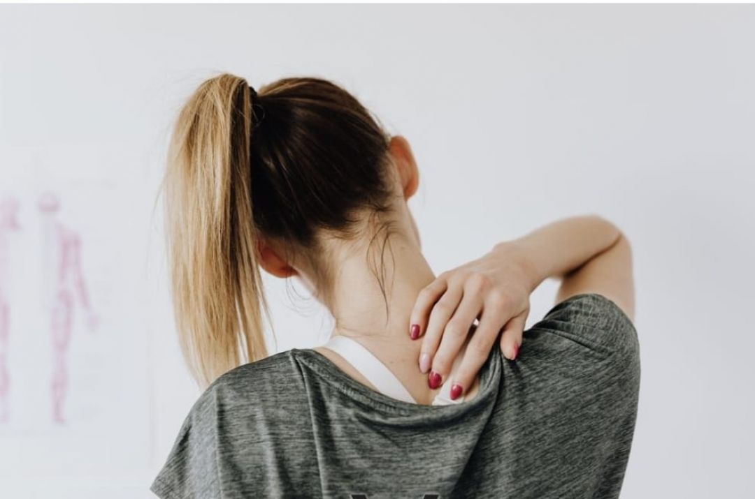 Alivia el dolor de cuello con estos remedios naturales