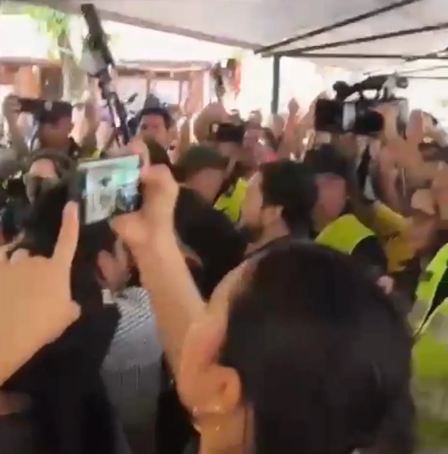 Escrache de “bienvenida” al exintendente Miguel Prieto en su llegada al local de votación
