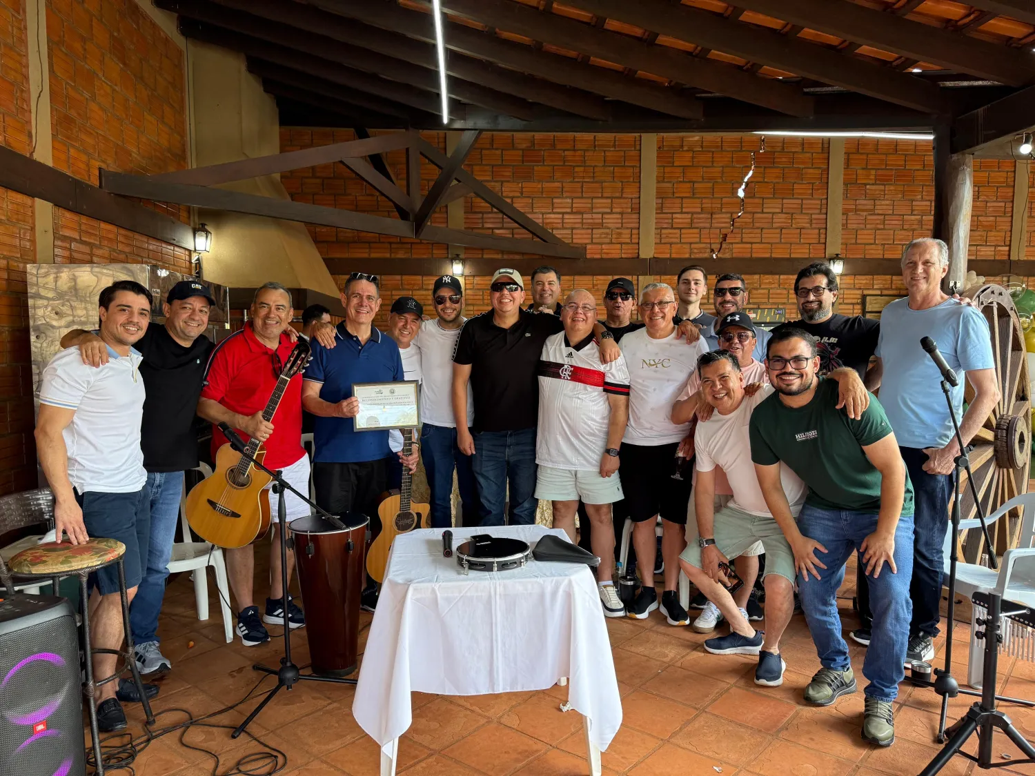 Gobernador Juancho Acosta entrega reconocimiento al grupo Raça Ruim