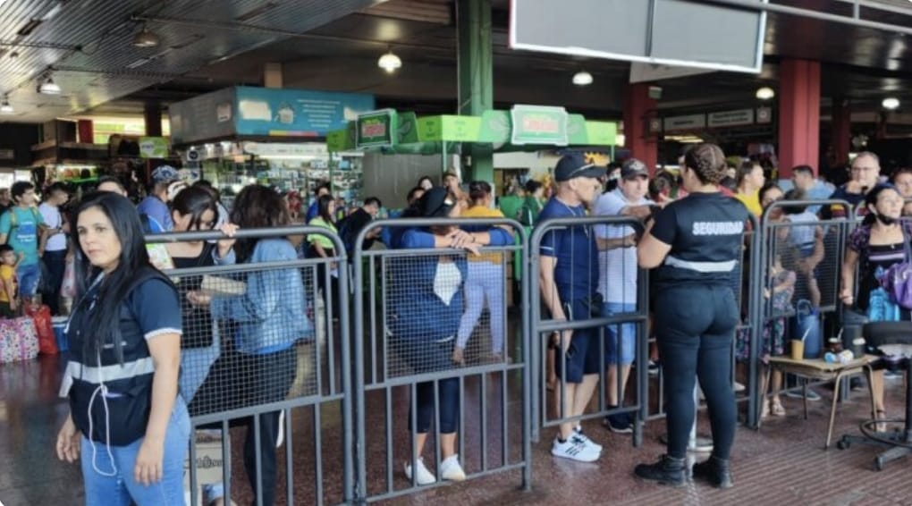 Estación abarrotada de pasajeros, ya no quedan boletos a la venta