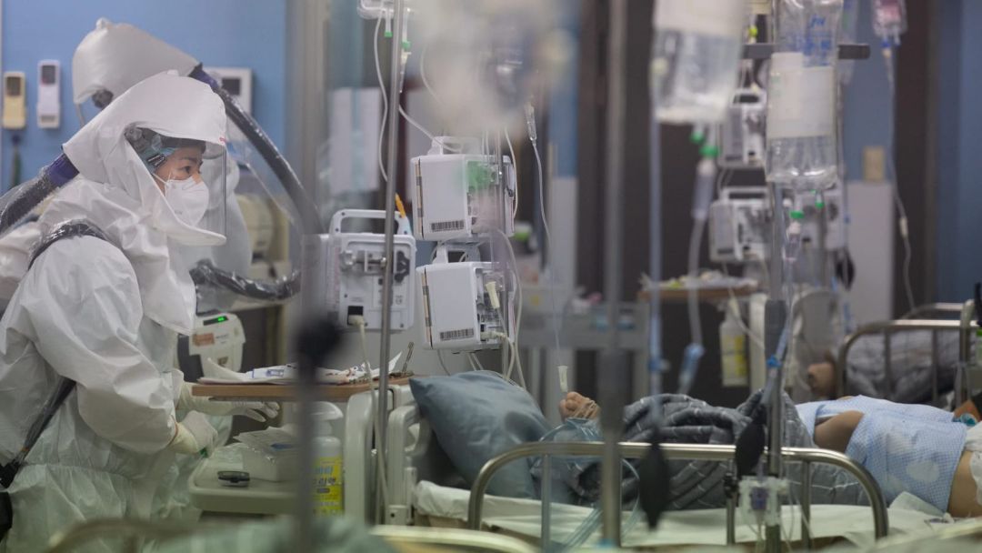 Omicrón deja su primera víctima en Reino Unido