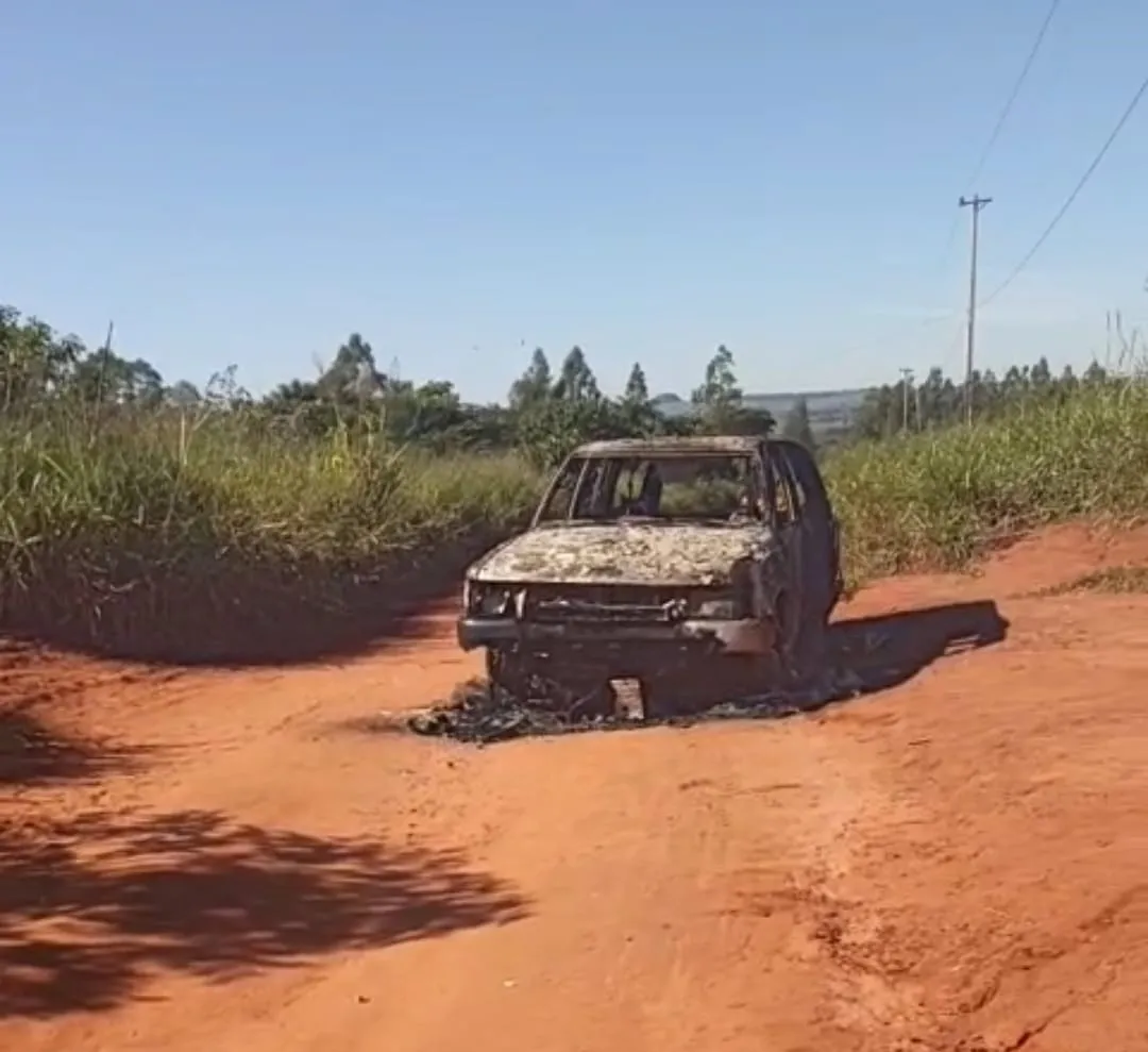 Camioneta abandonada arde totalmente en llamas en un camino vecinal de Cerro Corá