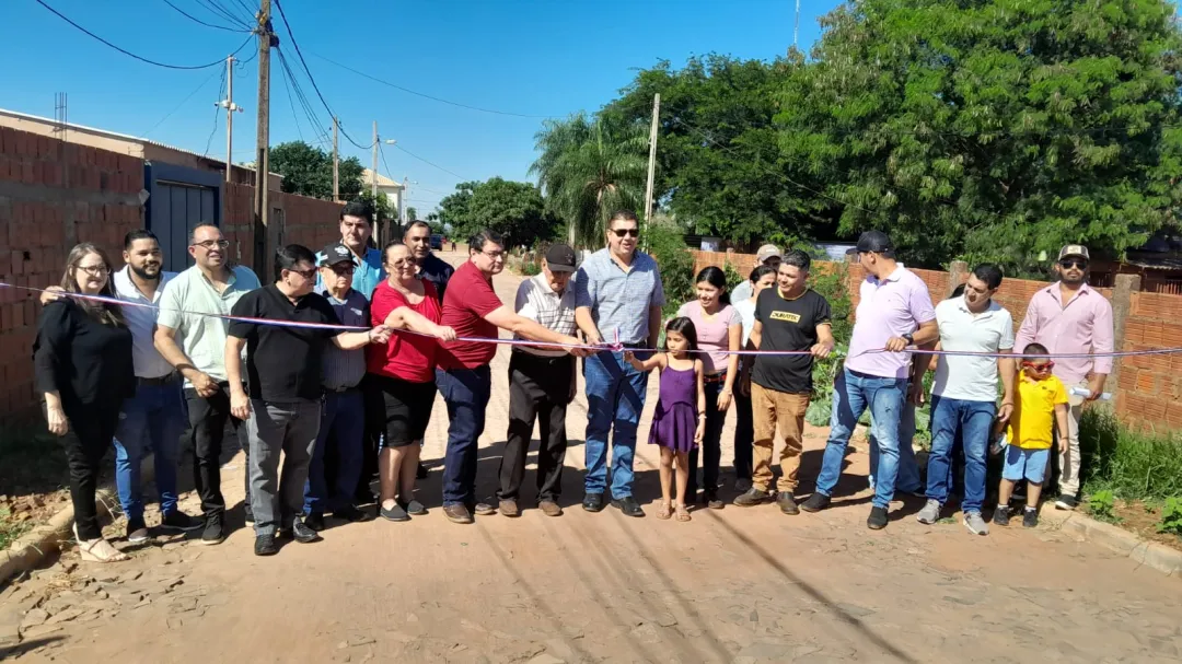 Gobernador inaugura más de 1.400 metros de empedrado en el barrio San Juan Neuman de PJC