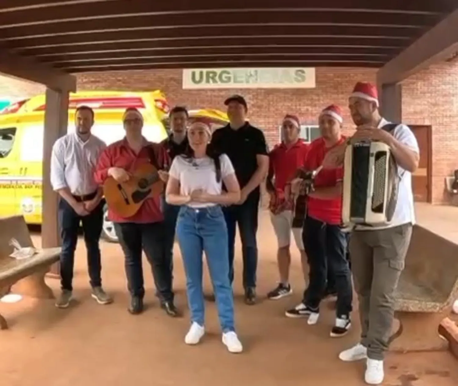Gobernador y viceministro de Salud sorprenden con serenata navideña en el Hospital Regional