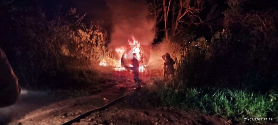 Hallaron en llamas auto que habría sido utilizado en doble homicidio