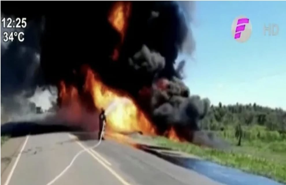 Camión que transportaba aceite arde en llamas