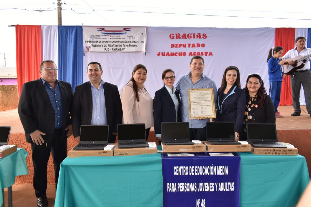 Juancho Acosta hizo entrega de notebooks con internet para instituciones educativas de PJC