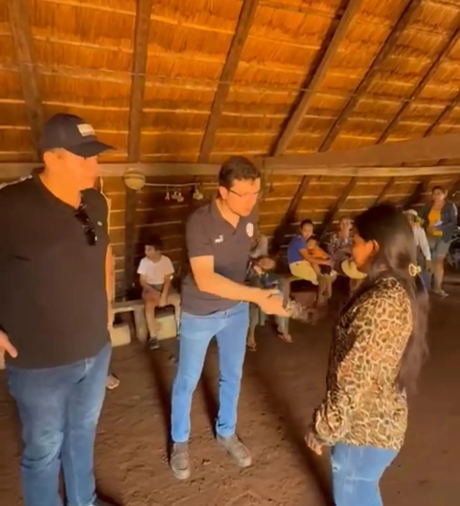 Gobernador y viceministro de Salud llevan asistencia y compromiso a la colonia Cerro Akangue