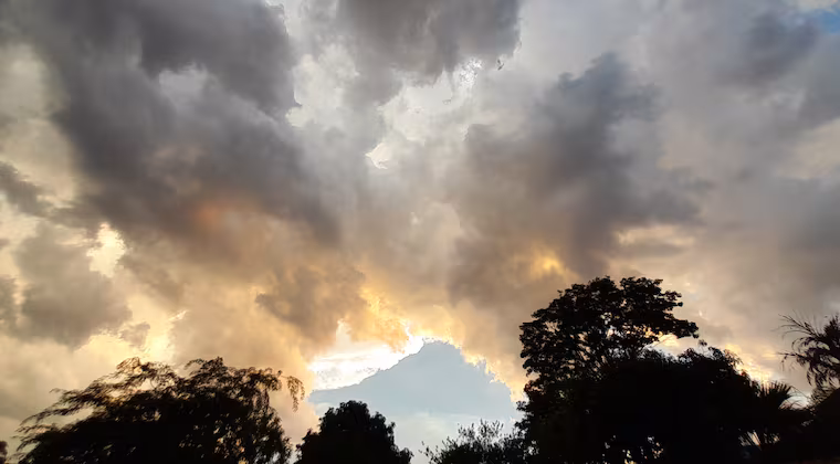 Pronostican ambiente caluroso y lluvias