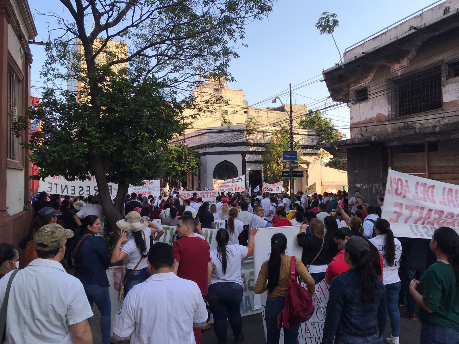 Incidentes entre médicos y policías tras protestas en la capital