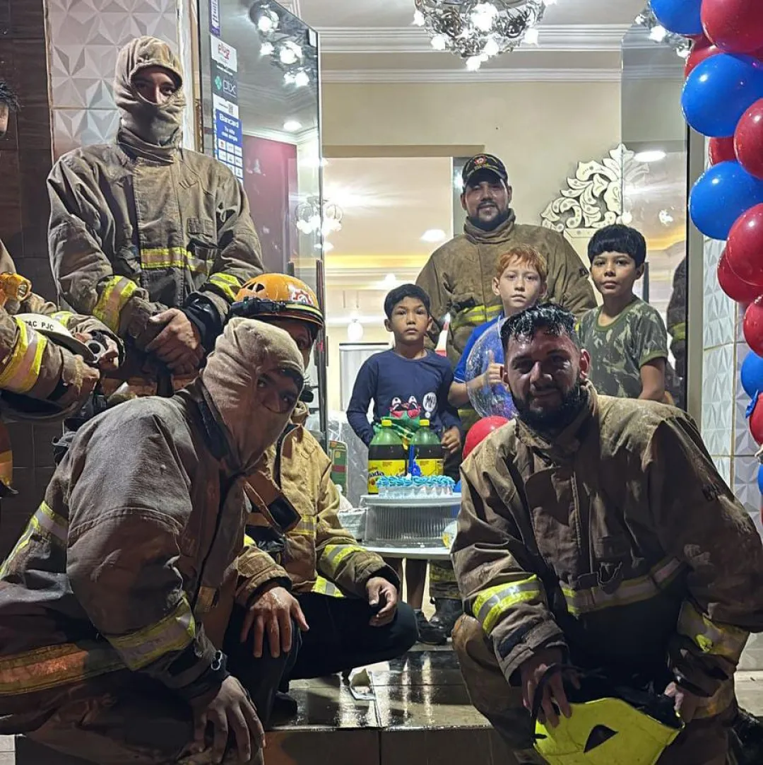 La alegría prevaleció: Niño celebró su cumple pese a incendio que destruyó su casa en PJC