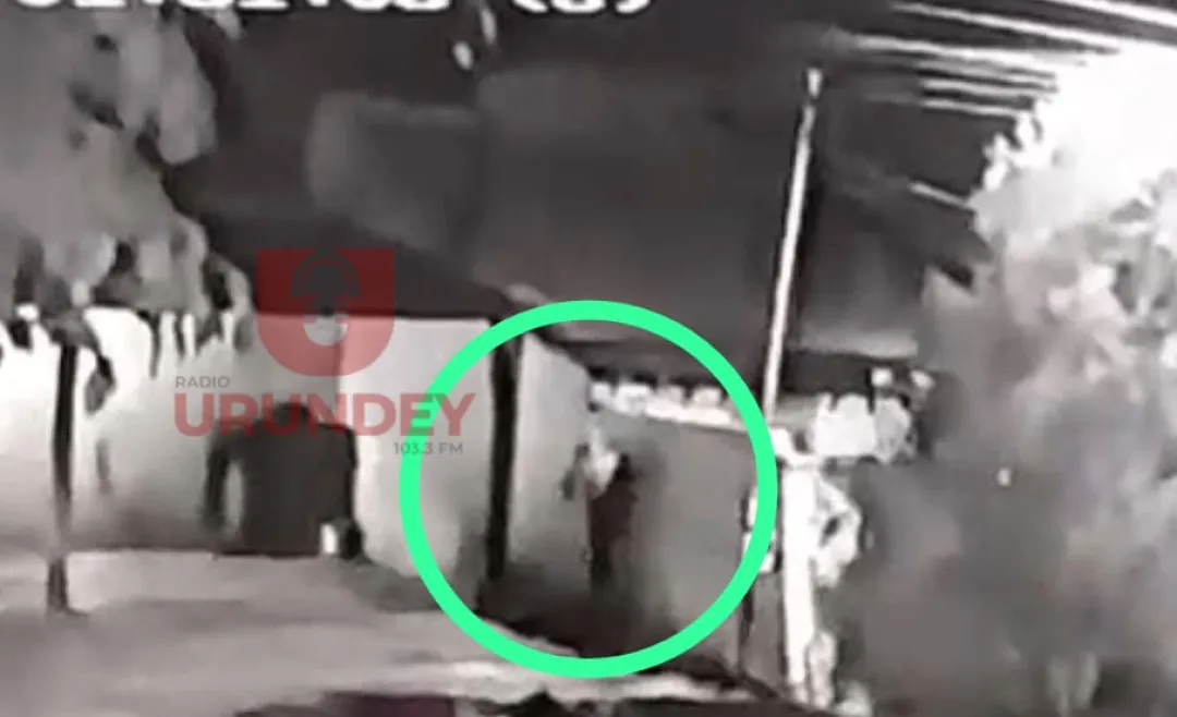 Delincuente trepa muralla para hurtar en una emisora radial de Pedro Juan Caballero
