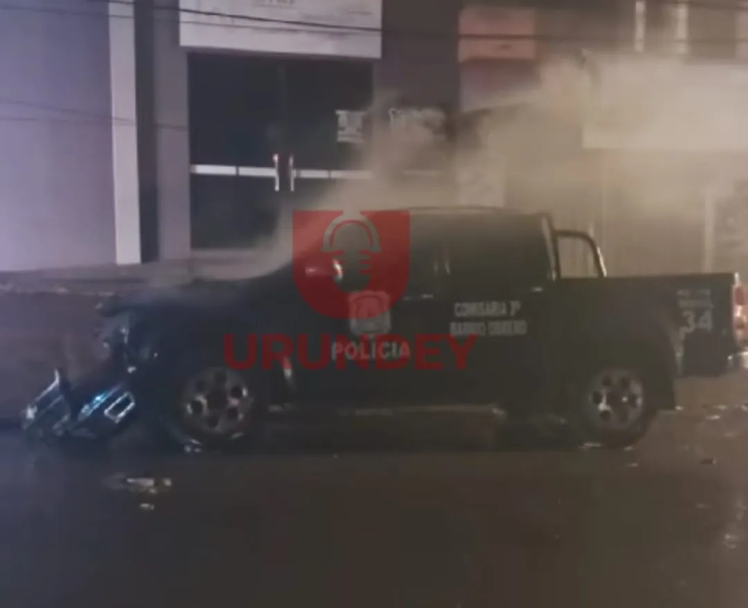 Patrullera de una comisaría ardió en llamas frente a un taller mecánico en PJC