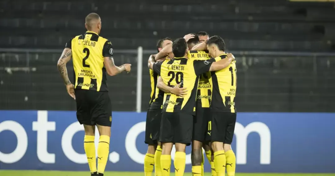Olimpia se derrumba en el segundo tiempo ante Peñarol y queda fuera de toda competencia internacional