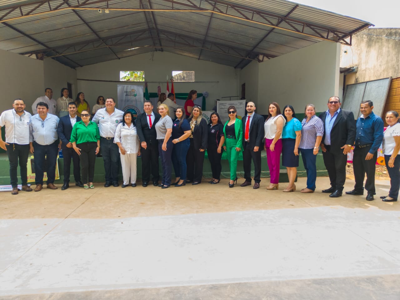 Gobernador Juancho Acosta lidera la entrega de equipos informáticos a 10 instituciones educativas de Amambay.