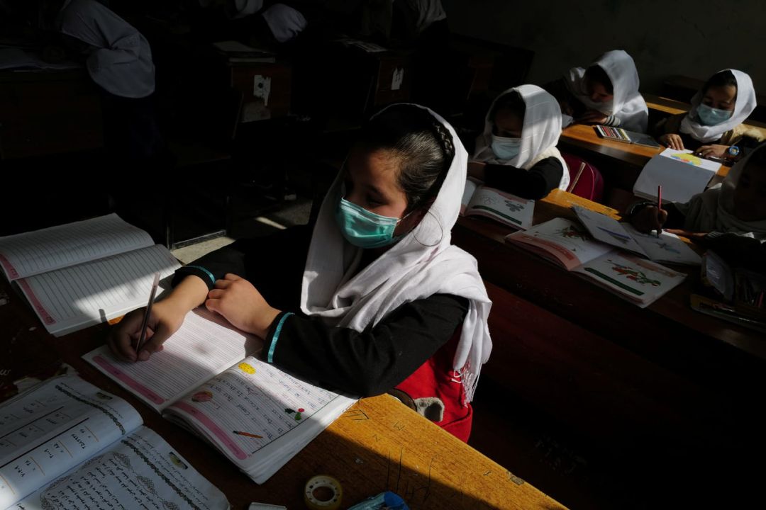 Talibanes lanzan decreto sin hacer lugar a educación o trabajo de la mujer