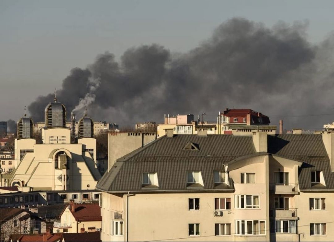 Rusos atacan una fábrica cerca del aeropuerto de Lviv