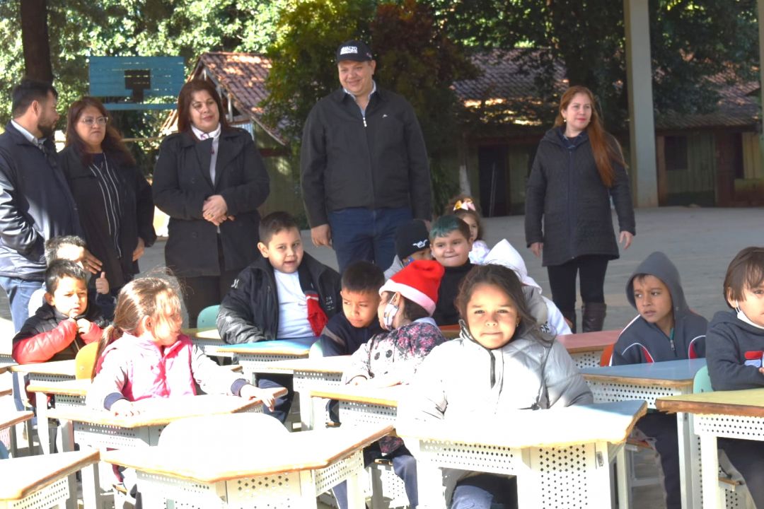 Juancho Acosta concreta donaciones de mesas y sillas en escuelas de PJC