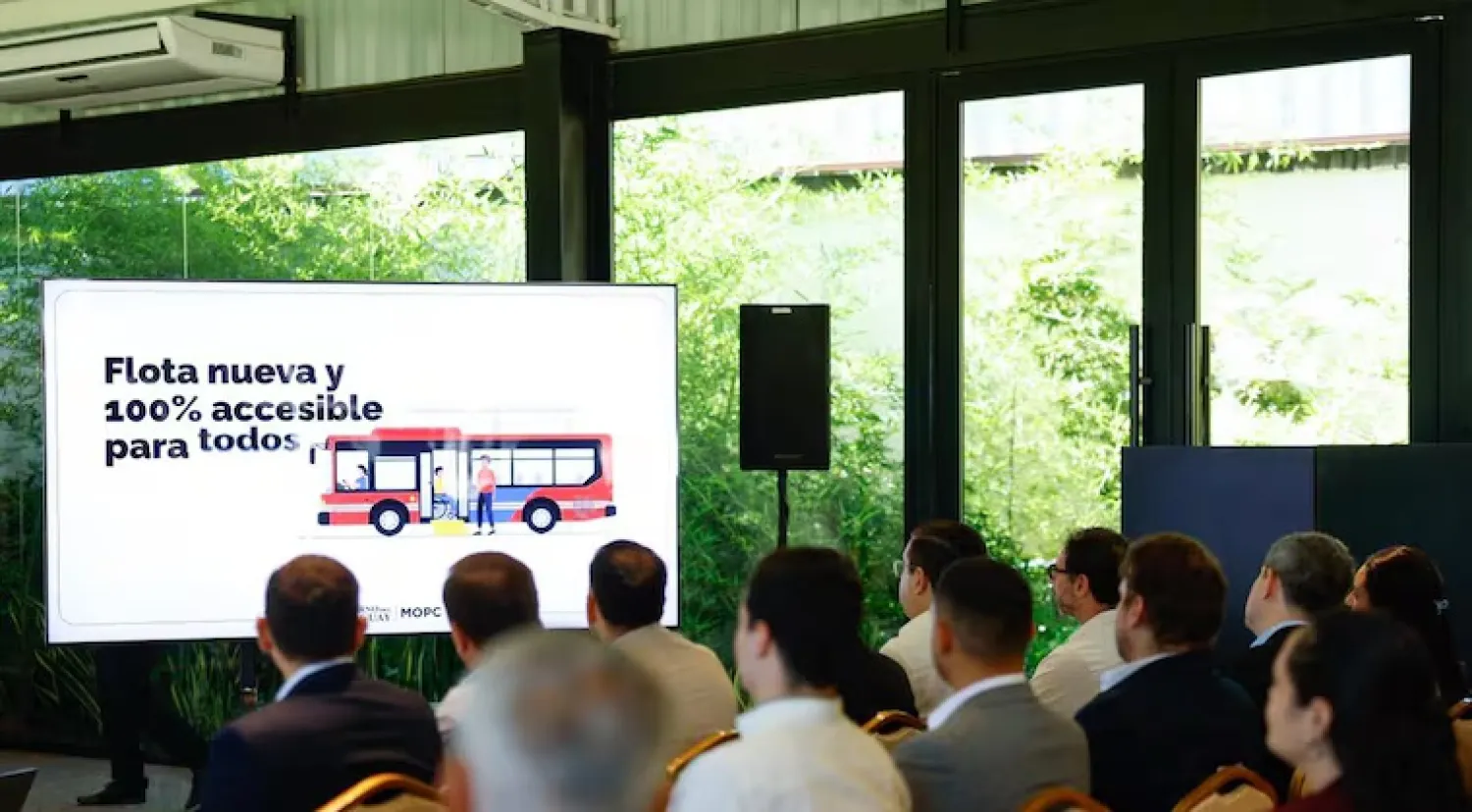 Peña promulga ley del transporte: servicio imprescindible, buses nuevos y otros cambios